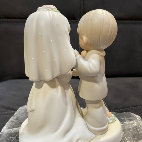 Groom and bride display - Picture 2 of 3